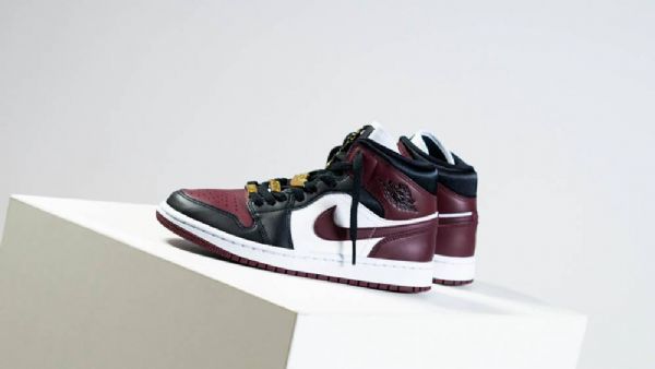 Boty Nike Air Jordan 1 Mid Tops Maroon Pro Ženy Burgundsko Černá