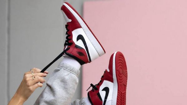 Dámské Boty Nike Air Jordan 1 Mid Tops Chicago 2020 Červenobílé