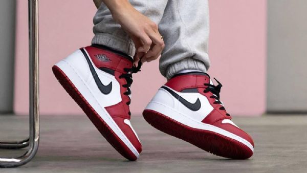 Dámské Boty Nike Air Jordan 1 Mid Tops Chicago 2020 Červenobílé