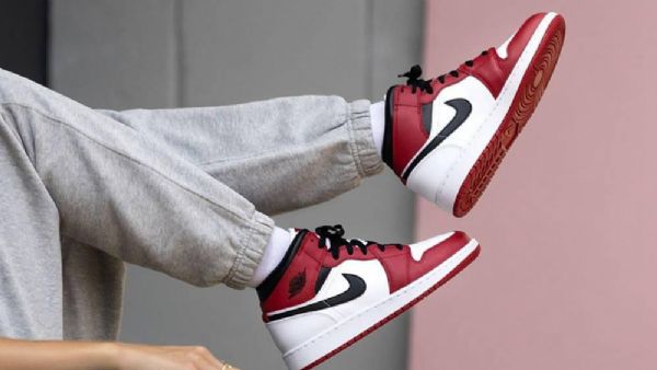 Dámské Boty Nike Air Jordan 1 Mid Tops Chicago 2020 Červenobílé