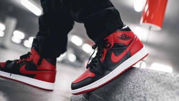 Dámské Široké Boty Nike Air Jordan 1 Mid Tops Černá Červený