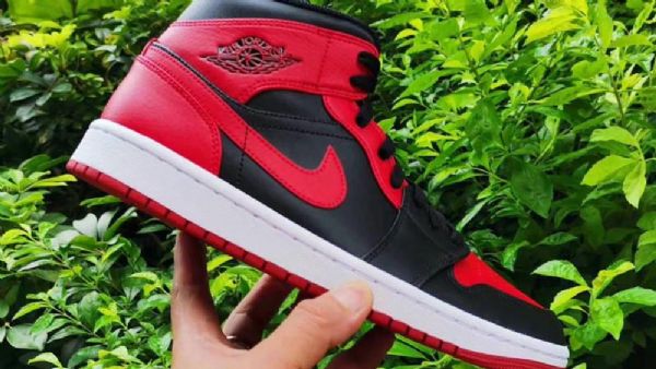 Dámské Široké Boty Nike Air Jordan 1 Mid Tops Černá Červený