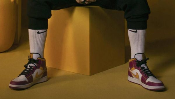 Nike Air Jordan 1 Mid Tops Dia De Muertos (day Of The Dead) Boty Pro Muže Nachový Bílý