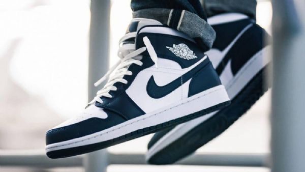 Nike Air Jordan 1 Mid Tops Obsidian Boty Pro Muže Bílý