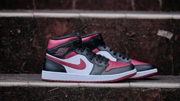 Nike Air Jordan 1 Mid Tops Wide Toe Boty Pro Muže Černá Červený