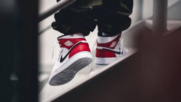Pánské Boty Nike Air Jordan 1 Mid Tops Bílý Červený