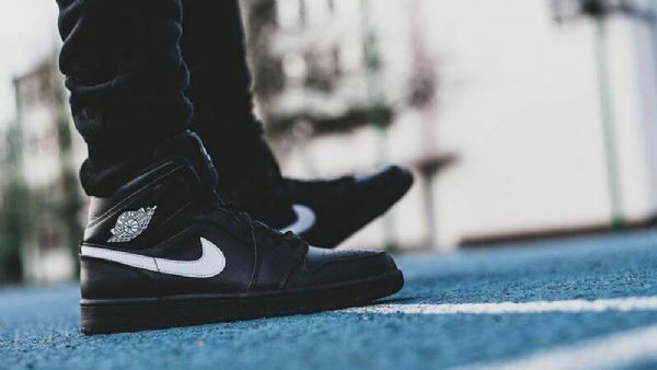 Pánské Boty Nike Air Jordan 1 Mid Tops Černá Bílý