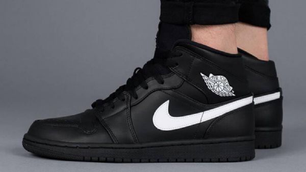 Pánské Boty Nike Air Jordan 1 Mid Tops Černá Bílý