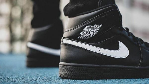 Pánské Boty Nike Air Jordan 1 Mid Tops Černá Bílý