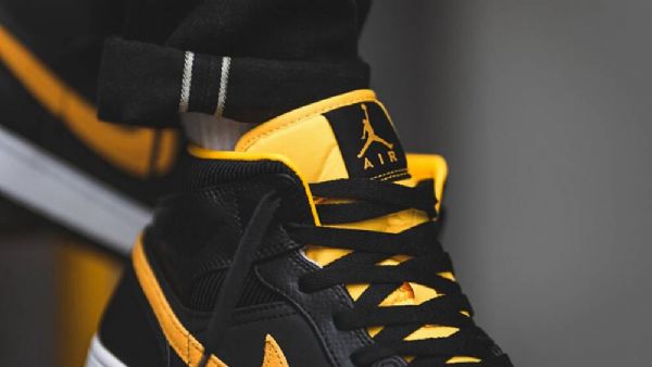 Pánské Boty Nike Air Jordan 1 Mid Tops Se Černá Zlatý