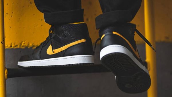 Pánské Boty Nike Air Jordan 1 Mid Tops Se Černá Zlatý