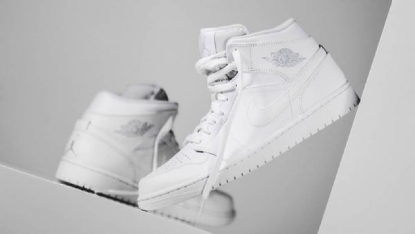 Pánské Trojité Boty Nike Air Jordan 1 Mid Tops Bílé