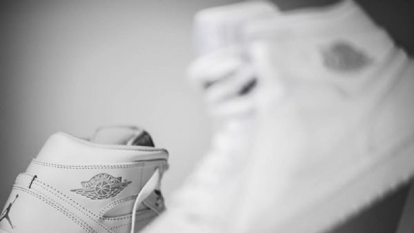Pánské Trojité Boty Nike Air Jordan 1 Mid Tops Bílé