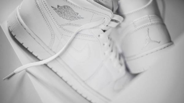 Pánské Trojité Boty Nike Air Jordan 1 Mid Tops Bílé