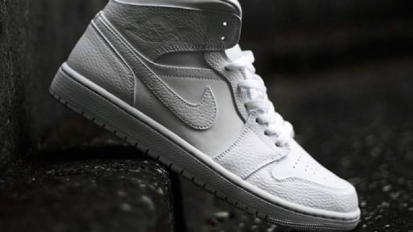 Pánské Trojité Boty Nike Air Jordan 1 Mid Tops Bílé